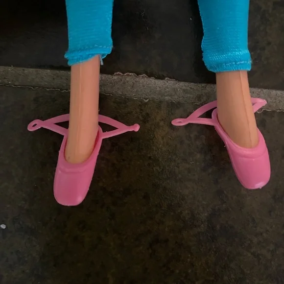 Great Shape Barbie Doll in Blue Outfit with Pink Accessories, no leg warmers - Picture 4 of 7